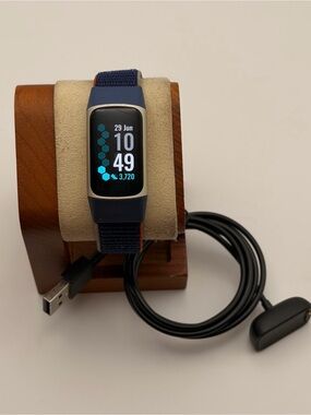 Fitbit Charge 5, Tested, Gold Case, Single loop Comfort Band, Charger Included
